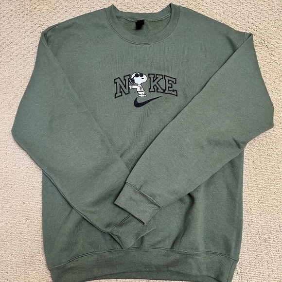 NWOT Snoopy Nike-style Logo Green Sweatshirt - Picture 1 of 1